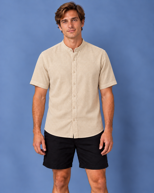 Camisa gola padre masculina de linho Bandol cor areia, vista de frente