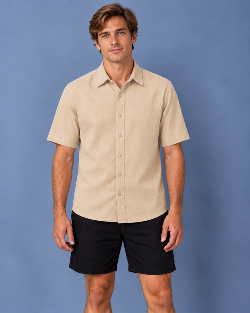 Camisa de linho masculina manga curta Antibes cor areia, vista de frente
